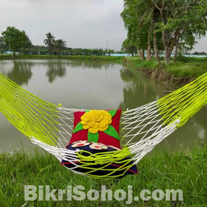 হাতে তৈরি দোলনা